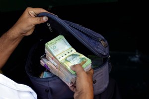 Venezuela inflada: Maduro aumentó salario integral a 325.544 BsF