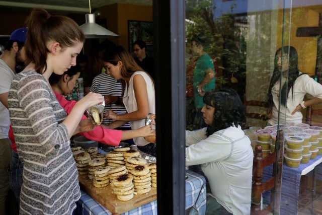 Volunteers of the Make The Difference (Haz La Diferencia) charity initiative prepare soup and fill in arepas to be donated, at the home kitchen of one of the volunteers in Caracas, Venezuela March12, 2017. Picture taken March 12, 2017. REUTERS/Marco Bello