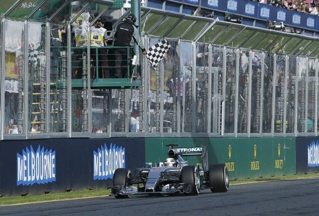 Imagen de archivo del piloto de Mercedes Lewis Hamilton tras vencer en el Gran Premio de Australia en Melbourne, mar 15, 2015. El circuito de Albert Park será anfitrión el domingo del inicio de la temporada de Fórmula Uno con el Gran Premio de Australia, una carrera en la que muchos aficionados esperan que al menos un equipo pueda sorprender tempranamente al dominante Mercedes. REUTERS/Brandon Malone