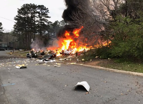 Una avioneta se estrelló contra una casa en Georgia (Video)