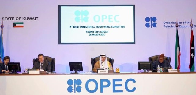 El ministro de Petróleo de Kuwait, Ali Al-Omair, pronuncia el discurso de apertura de la segunda reunión de la Comisión Ministerial Conjunta de Supervisión de la OPEP, mientras el ministro de Energía de Rusia, Alexander Novak, y el Secretario General de la OPEP, Mohammad Barkindo, asisten al encuentro en la ciudad de Kuwait, Kuwait. 26 de marzo, 2017. Una comisión conjunta de ministros de la OPEP y productores externos al grupo recomendó extender por seis meses un acuerdo global para reducir el bombeo de petróleo, mostró el domingo el borrador de un comunicado de prensa de su reunión. REUTERS/Stephanie McGehee