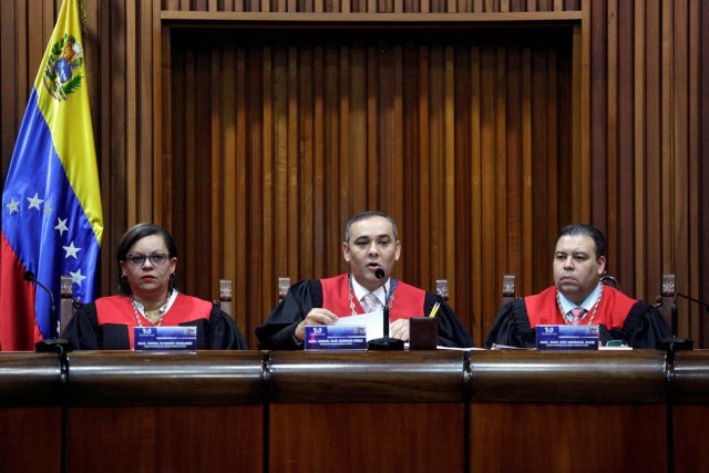 Venezuela's Supreme Court President Maikel Moreno (C) talks to the media during a news conference, next to Venezuela's Supreme Court First Vice President Indira Alfonzo (L) and Venezuela's Supreme Court Second Vice President Juan Mendoza, in Caracas, Venezuela March 27, 2017. REUTERS/Marco Bello