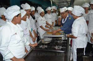 Guaros se convierten en chef para emigrar