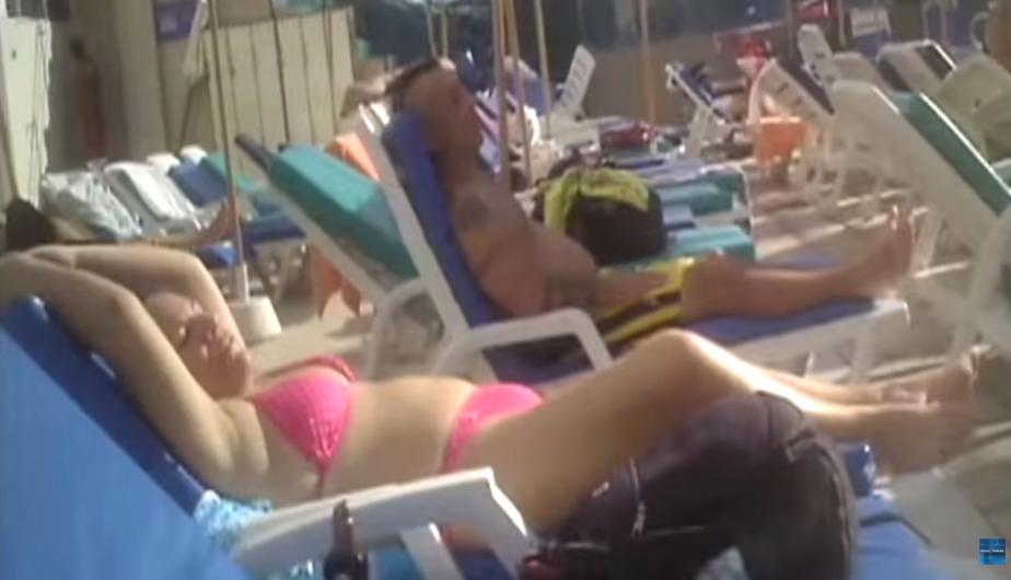 Destituyen a viceministra por tomar el sol en bikini mientras Perú se inunda