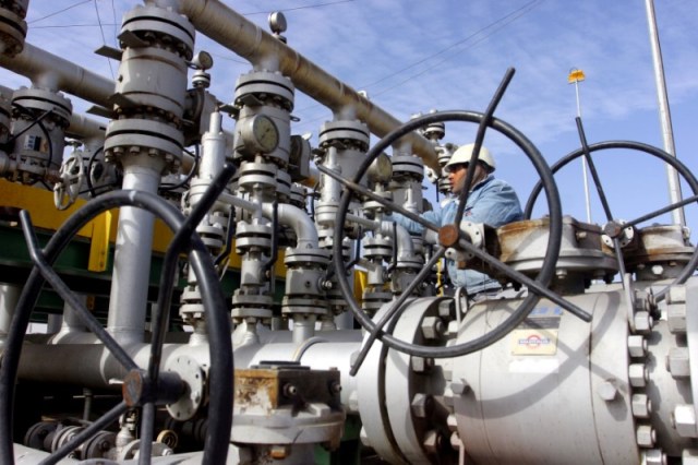 IMAGEN DE ARCHIVO: Un trabajador revisa las válvulas en la refinería de petróleo Al-Sheiba, en Basra, Irak. 26 de enero 2016. Irak redujo su bombeo de petróleo en más de 300.000 barriles por día (bpd) a 4,464 millones de bpd en promedio en lo que va de marzo, como parte de los recortes de suministro decididos por la OPEP a fin del 2016, dijo el jueves el operador estatal SOMO. REUTERS/Essam Al-Sudani/File Photo