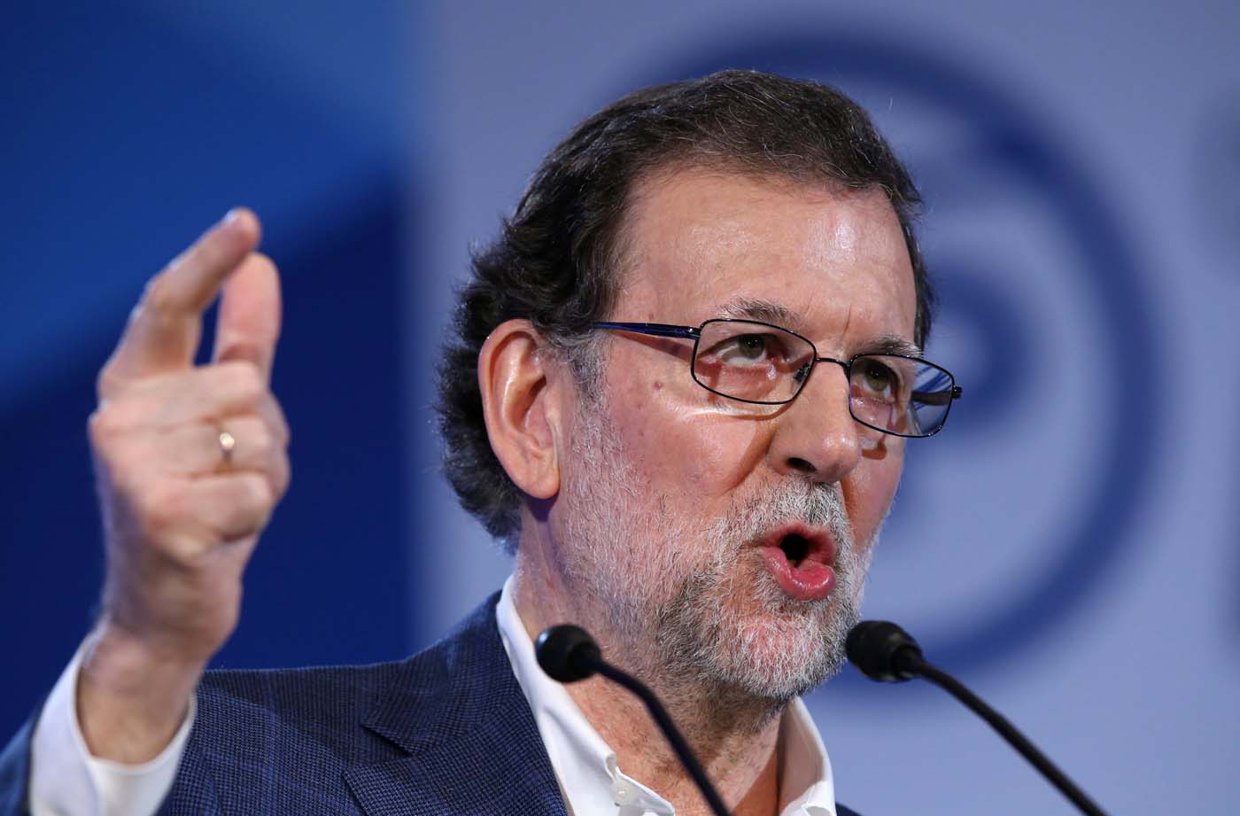 Rajoy resiste ataques opositores por la corrupción de su partido