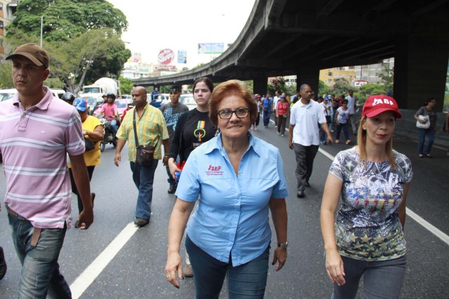 Alcaldesa (E)Helen Fernandez durante la marcha en la autopista (2)