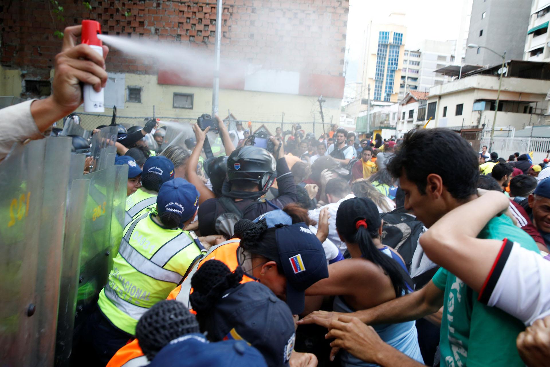 Protesta pacífica y represión ante ruptura del hilo Constitucional en Venezuela: FOTOS que dan la vuelta al mundo
