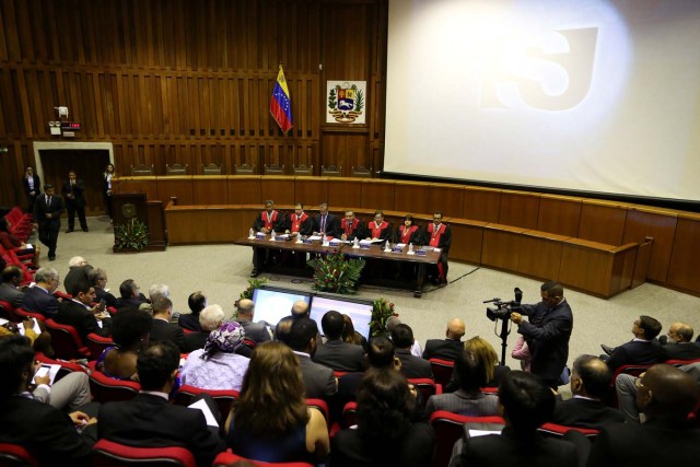 Venezuela's Supreme Court President Maikel Moreno (C), speaks during a meeting with ambassadors and diplomatic representatives, at the Supreme Court of Justice (TSJ) in Caracas, Venezuela April 1, 2017. REUTERS/Carlos Garcia Rawlins