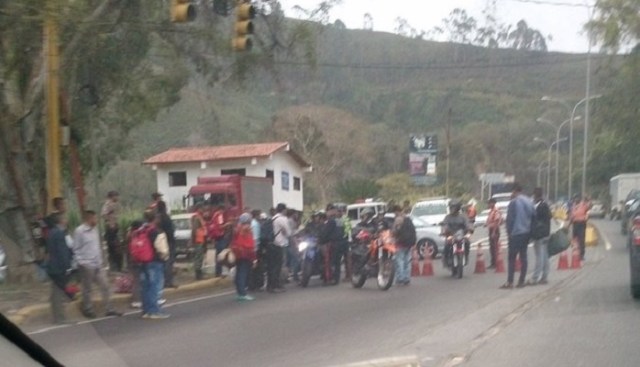 GNB impide paso vehicular a la altura del Ivic sentido Caracas / Foto @dmurolo 