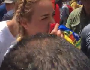 Lilian Tintori es atacada con gas irritante por gritar libertad