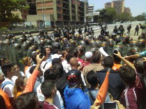 Diputados rechazan actos violentos de la  fuerza pública contra manifestación hacia AN