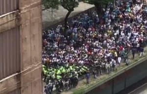 EL VIDEO: Manifestantes pusieron “a parir” a la PNB en la Libertador