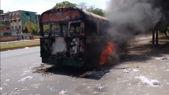El autobús fue incendiado en la avenida Universidad de aragua. Foto: @juliocesarnava