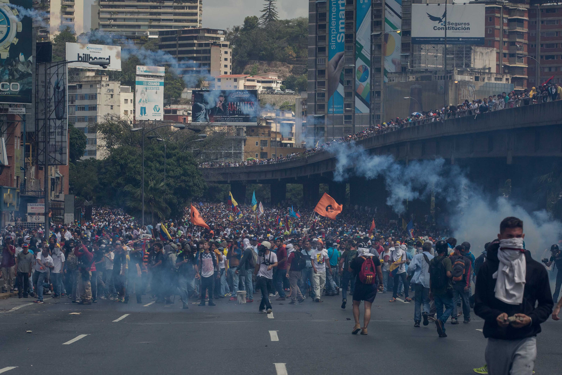 ¡Que lo vea el mundo!: En FOTOS y VIDEOS la masiva protesta y fuerte represión en Venezuela del #6Abr