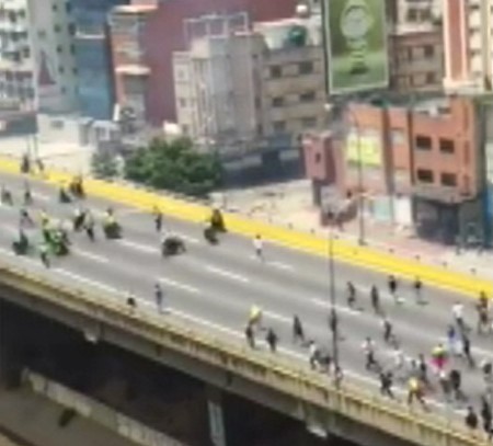 EN VIDEO: Manifestantes hacen retroceder a la PNB en la Fajardo (toma desde punto alto)