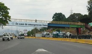 GNB cierra autopista del Este para impedir paso de manifestantes en Valencia (fotos)