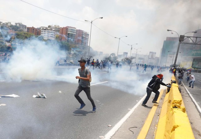 Riot police and demonstrators clash during a rally against Venezuela's President Nicolas Maduro's government in Caracas, Venezuela April 10, 2017. REUTERS/Carlos Garcia Rawlins