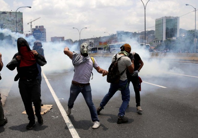 Demonstrators clash with riot police during a rally against Venezuela's President Nicolas Maduro's government in Caracas, Venezuela April 10, 2017. REUTERS/Carlos Garcia Rawlins