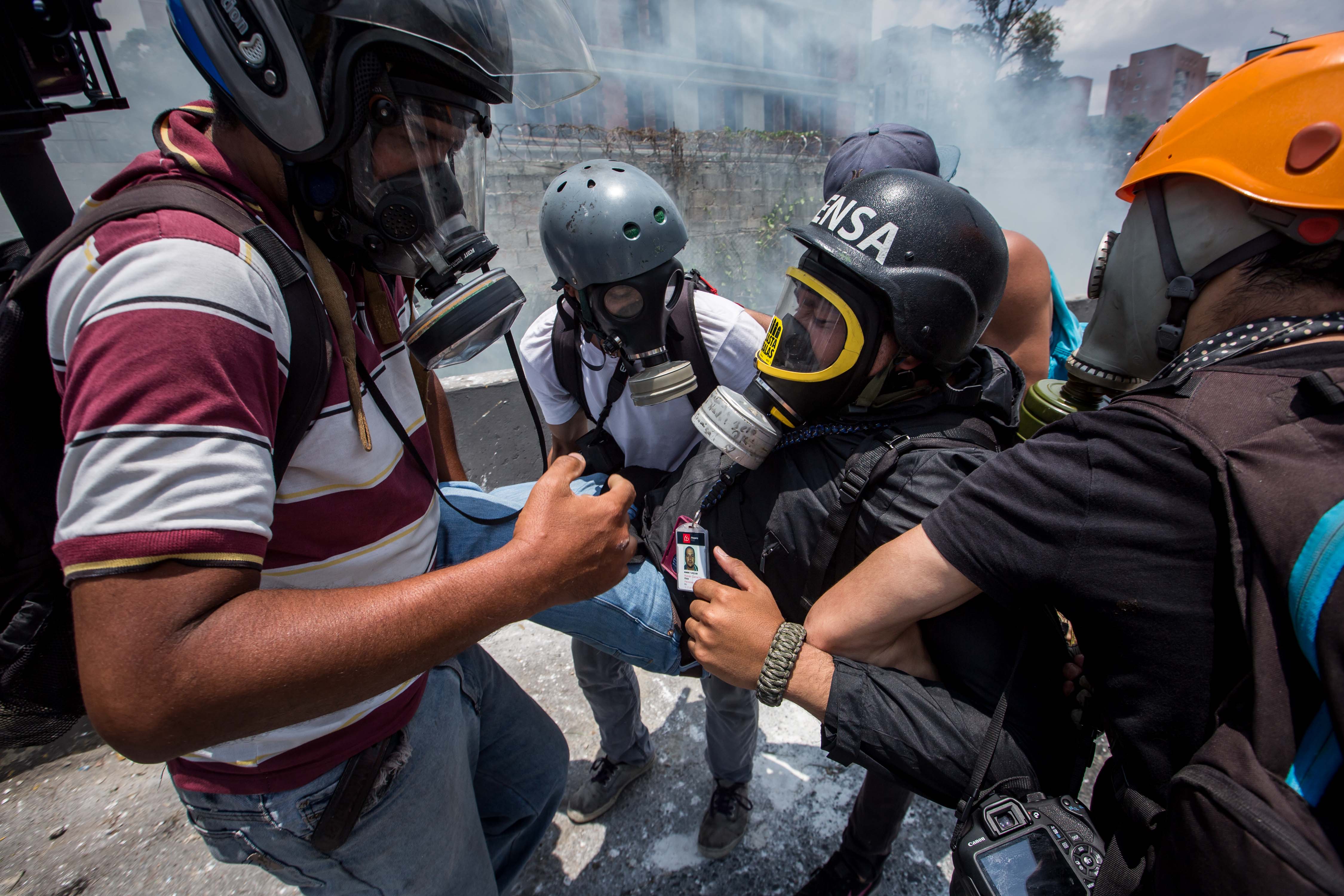 Fracturan pierna a periodista de LaPatilla con una bomba lacrimógena #10Abr (FOTOS)