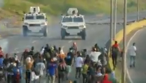 Manifestantes hicieron retroceder a tanquetas de la GNB en Valencia (VIDEO)