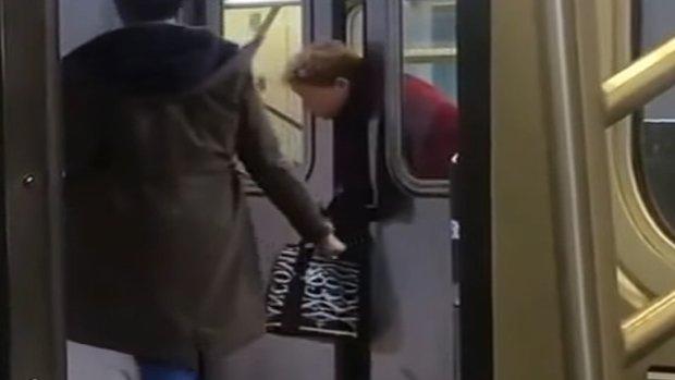 Su cabeza se queda atrapada en las puertas del metro… y nadie intenta ayudarla (video)