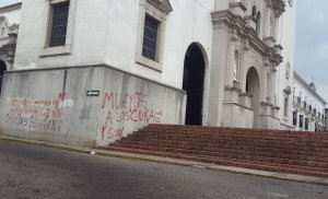 Amenazas contra sacerdotes aparecen en iglesias de San Cristóbal (fotos)