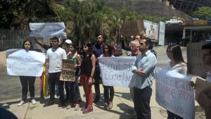 Hijas de Ángel Vivas protestan frente al Helicoide (Fotos)
