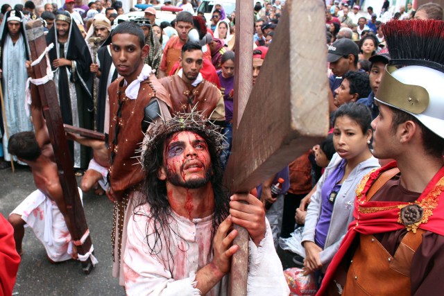 Vecinos del sector El Nazareno de Petare reviven la pasión de Cristo. Foto: Prensa Sucre