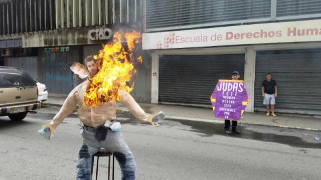 En la candelaria quemaron un Judas con cabezas de varios oficialistas. Foto: Manuel Trujillo