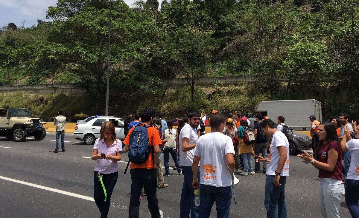 Estudiantes de la Unimet trancan el distribuidor Metropolitano