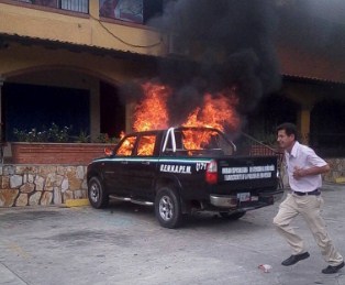 Presuntos paramilitares queman vehículo oficial en Ejido (Foto)