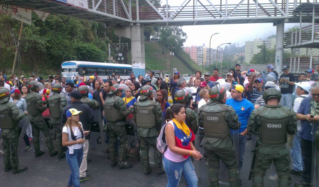 GNB rodea a manifestantes en la pasarela de Corralito a las 9:16 am