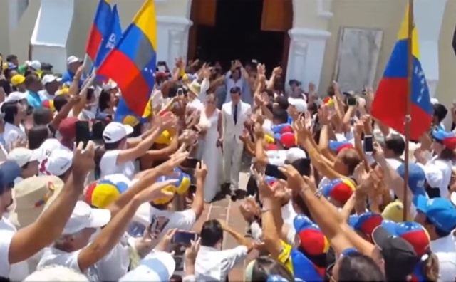 ¡Por Venezuela! Recién casados se unieron a manifestación en Margarita (Videos)