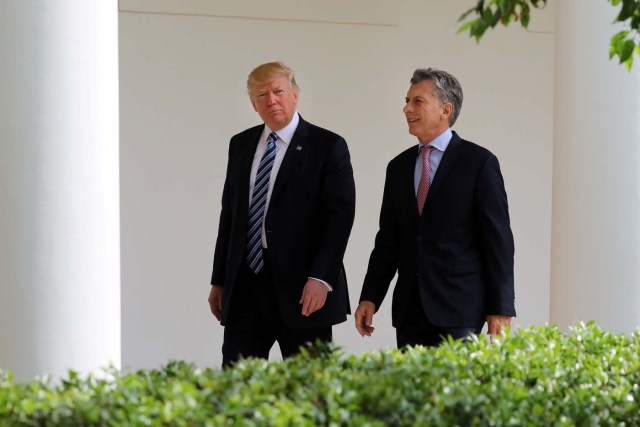 U.S. President Donald Trump welcomes Argentine President Mauricio Macri at the White House in Washington, U.S., April 27, 2017. REUTERS/Carlos Barria