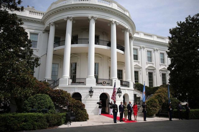 U.S. President Donald Trump and first lady Melania Trump welcome Argentine President Mauricio Macri and his wife, Juliana Awada, at the White House in Washington, U.S., April 27, 2017. REUTERS/Carlos Barria