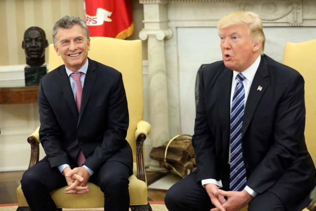 U.S. President Donald Trump and Argentina's President Mauricio Macri meet at the Oval Office of the White House in Washington, U.S., April 27, 2017. REUTERS/Carlos Barria