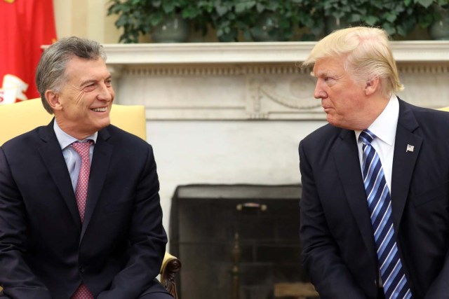 U.S. President Donald Trump and Argentina's President Mauricio Macri meet at the Oval Office of the White House in Washington, U.S., April 27, 2017. REUTERS/Carlos Barria