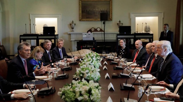 U.S. President Donald Trump (R) meets with Argentine President Mauricio Macri (L) in the Cabinet Room of the White House in Washington, U.S., April 27, 2017. REUTERS/Kevin Lamarque