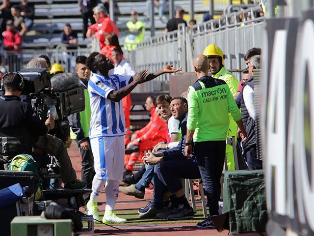 El centrocampista del Pescara, Sulley Muntari (Foto: @FOXSportsArg)
