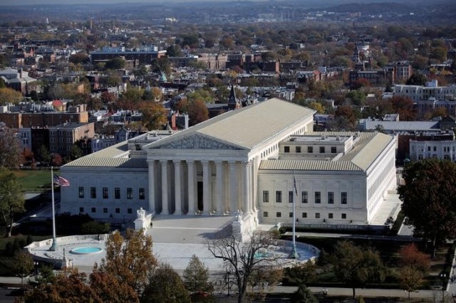 Una vista general de la Corte Suprema de Estados Unidos, Washington, Estados Unidos. 15 de noviembre 2016. La Corte Suprema de Estados Unidos falló el lunes en contra de una compañía estadounidense de servicios petroleros que reclamó que Venezuela incautó ilegalmente 11 plataformas de perforación en 2010. REUTERS/Carlos Barria