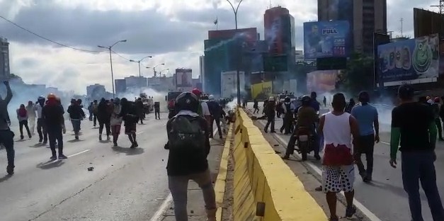 Mientras Maduro habla en la avenida Bolívar, la GN reprime fuertemente en El Rosal (VIDEO)