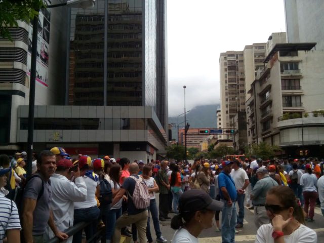 Concentración de opositores en Chacao (foto @1yasminvelasco)