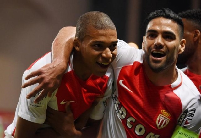 El delantero del Mónaco Kylian Mbappe celebrando tras marcar un gol junto al colombiano Radamel Falcao García (Foto: Reuters)