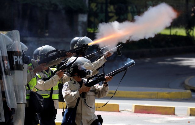 Bombas, bombas y más bombas lacrimógenas lanzaron los cuerpos de seguridad contra los estudiantes. REUTERS/Carlos Barria