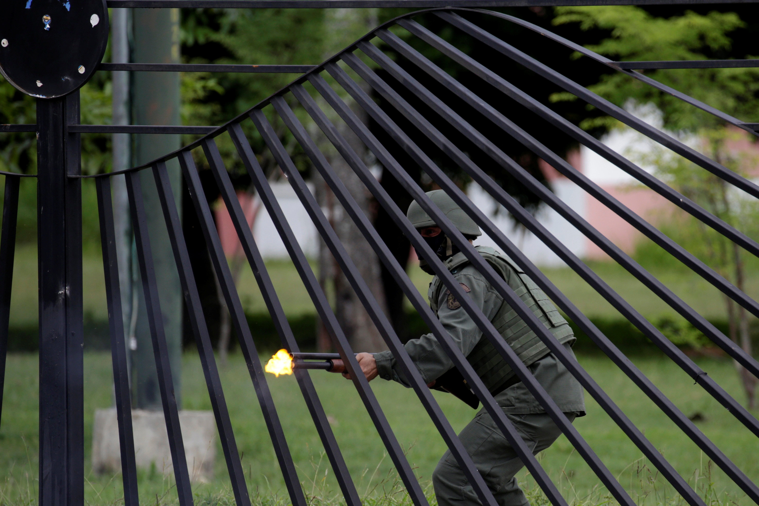 Al cuerpo y a la cabeza apunta (y atina) La Guardia Nacional Bolivariana en Venezuela (FOTOS)