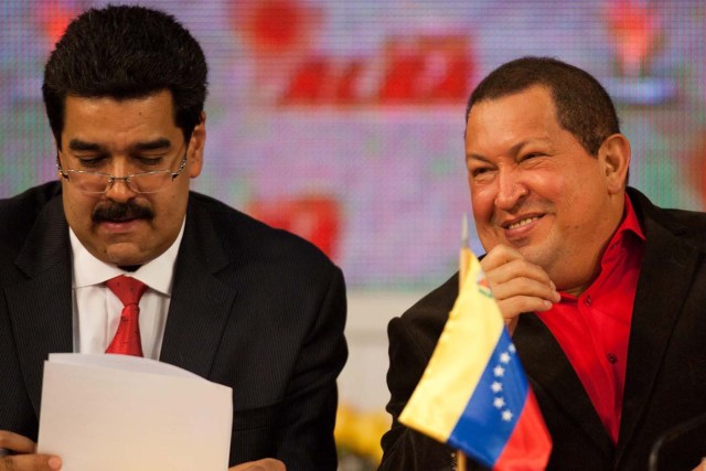 CAR13. CARACAS (VENEZUELA), 04/02/2012 .- El presidente venezolano, Hugo Chávez (d), inauguró hoy, sábado 4 de febrero de 2012, junto al ministro de Relaciones Extreriores, Nicolás Maduro (i), la XI Cumbre de jefes de Estado de la Alianza Bolivariana para los Pueblos de América (ALBA) con la presencia de todos los jefes de Estado y de Gobierno de los países miembros del mecanismo. EFE/MIGUEL GUTIERREZ