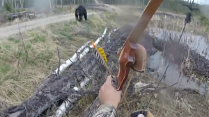 ¡WTF!… Grabó el momento exacto cuando un oso lo atacó y vivió para contarlo (+video)