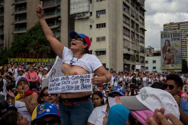 EFE/Mujer manifestando en Caracas en contra del régimen de Nicolás Maduro 