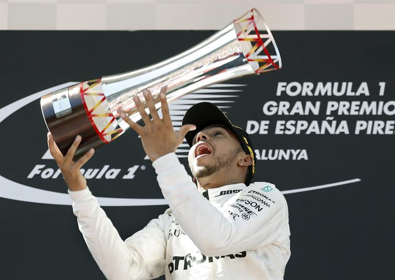Hamilton logra la victoria en Barcelona